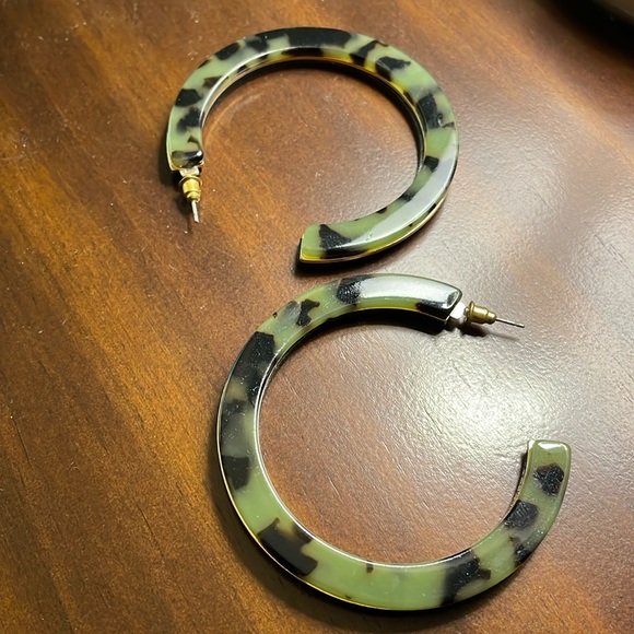 Jewelry - Green Tortoise Hoops